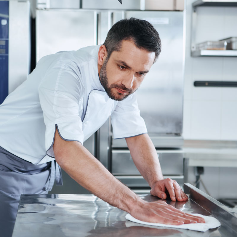 Keuken wordt schoongemaakt een professional.