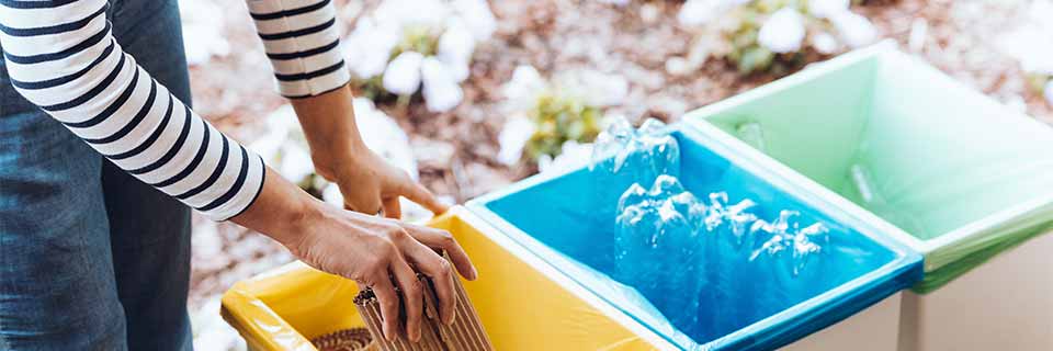 Une terrasse sans déchets grâce à nos poubelles pour l'extérieur