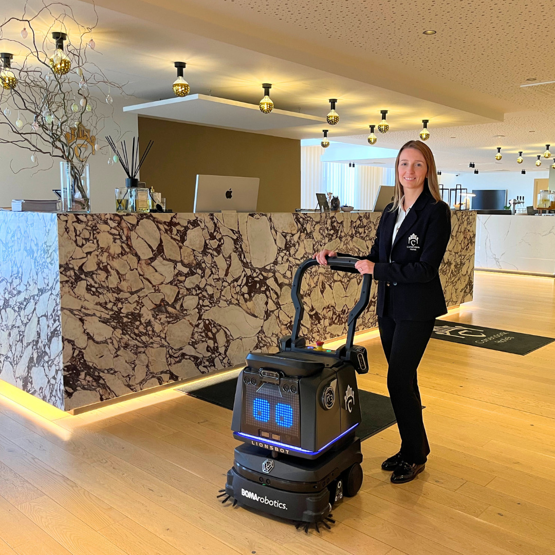 Julie Rimanque met stofzuigrobot Tommy