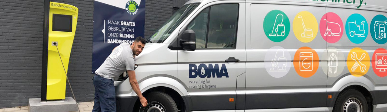 man pompt de banden van zijn bestelbus op